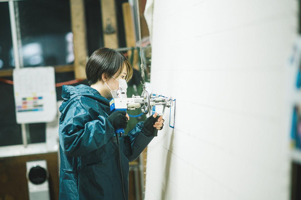 MIYOSHI RUGの職人によるタフティングガンを使用したハンドメイドラグの製作風景