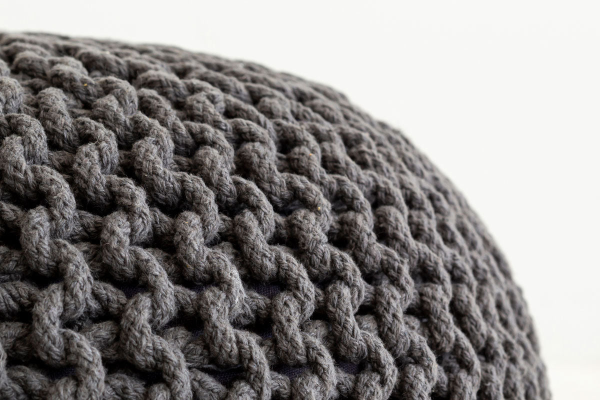 縄編み風のデザインとナチュラルテイストカラーのグレーが可愛らしいプフクッション（側面）