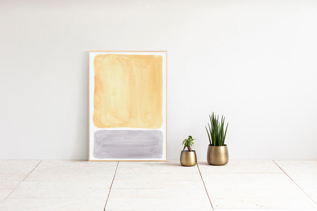 KANADEMONOのイエローとグレーの水彩がお部屋の雰囲気を明るくするアートA1＋ゴールドフレーム（床置き使用例）