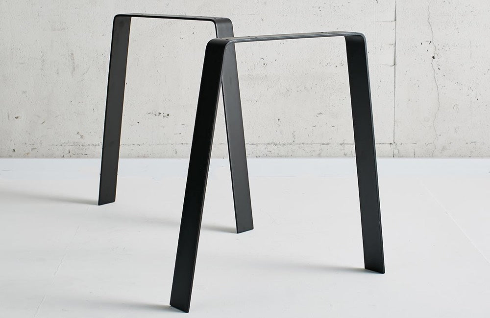 かなでものの無垢鉄のフラットバーから製作したマットブラックのAラインタイプのテーブル脚2脚セット