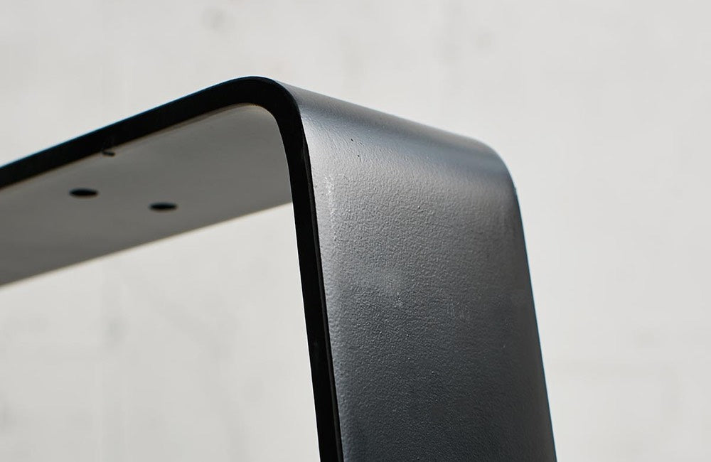 かなでものの無垢鉄のフラットバーから製作したマットブラックのAラインタイプのテーブル脚2脚セットの側面