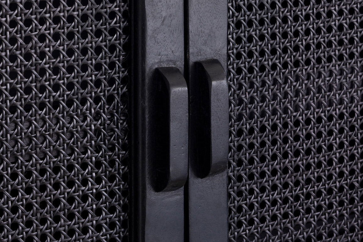 ブラックのウッドとラタンで製作された和モダンなキャビネット（扉の取っ手部分）