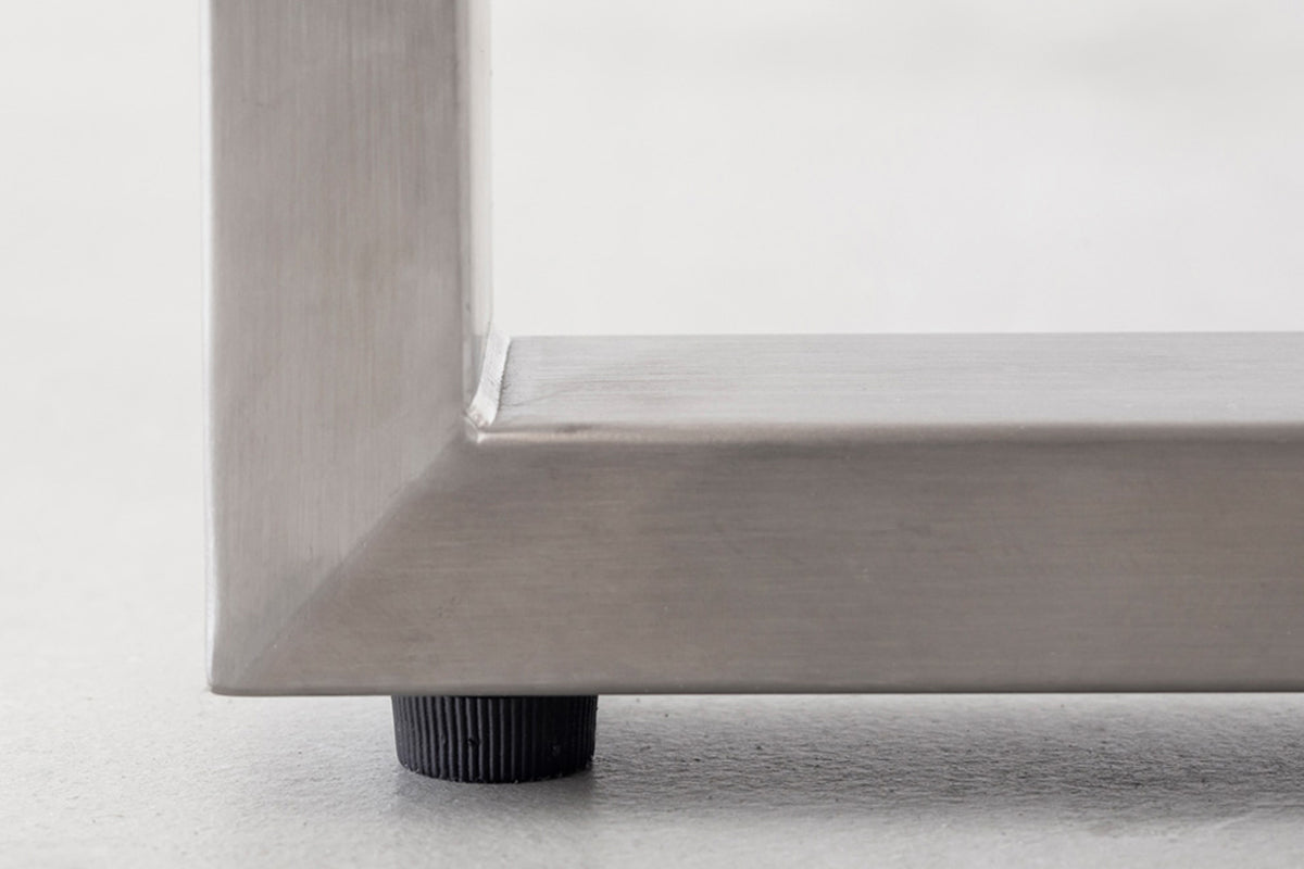 Kanademonoの無垢ホワイトアッシュ天板にステンレスのローレクタングル鉄脚を組み合わせたローテーブル（アジャスター部分）