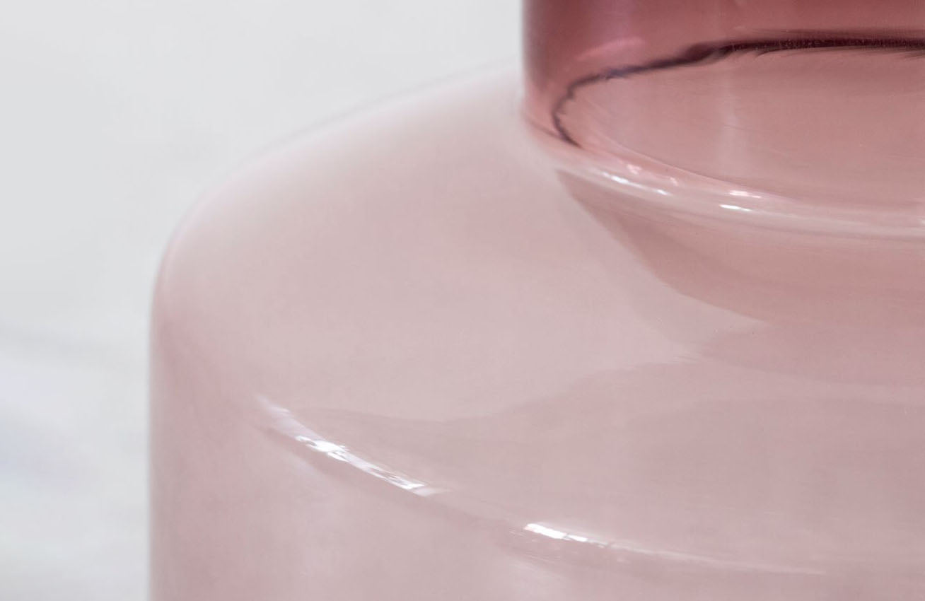 かなでもののガラスを使用した洗練されたフォルムが美しいピンクのフラワーベースのフォルム