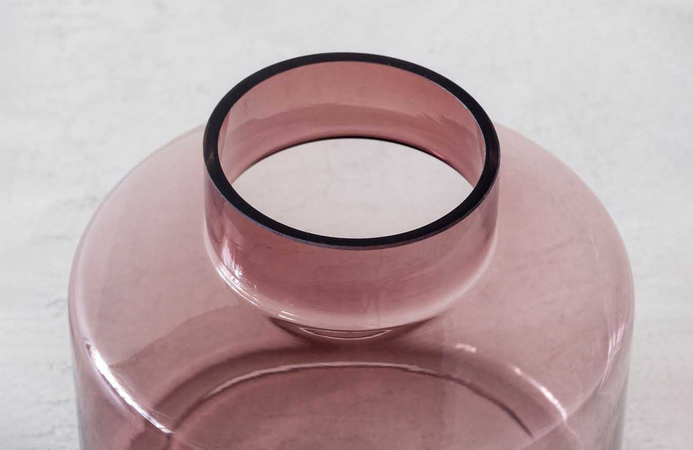 かなでもののガラスを使用した洗練されたフォルムが美しいピンクのフラワーベースの上部