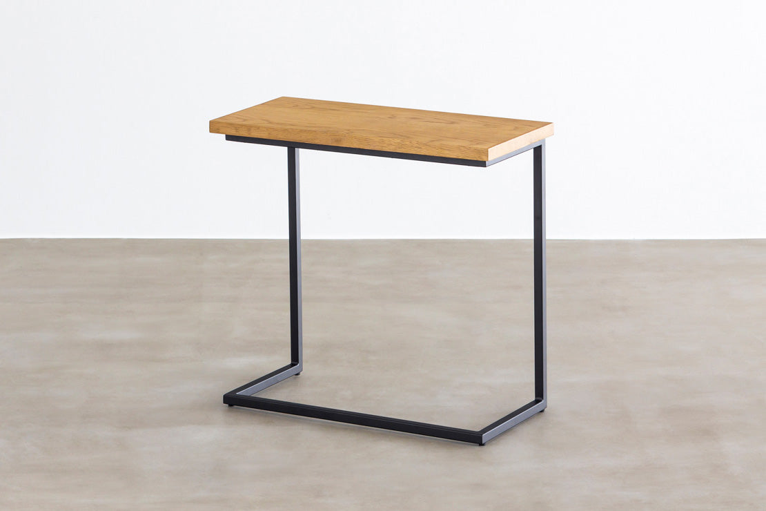 オーク天然木＋ブラックアイアンのシンプルなデザインが洗練された印象のサイドテーブル