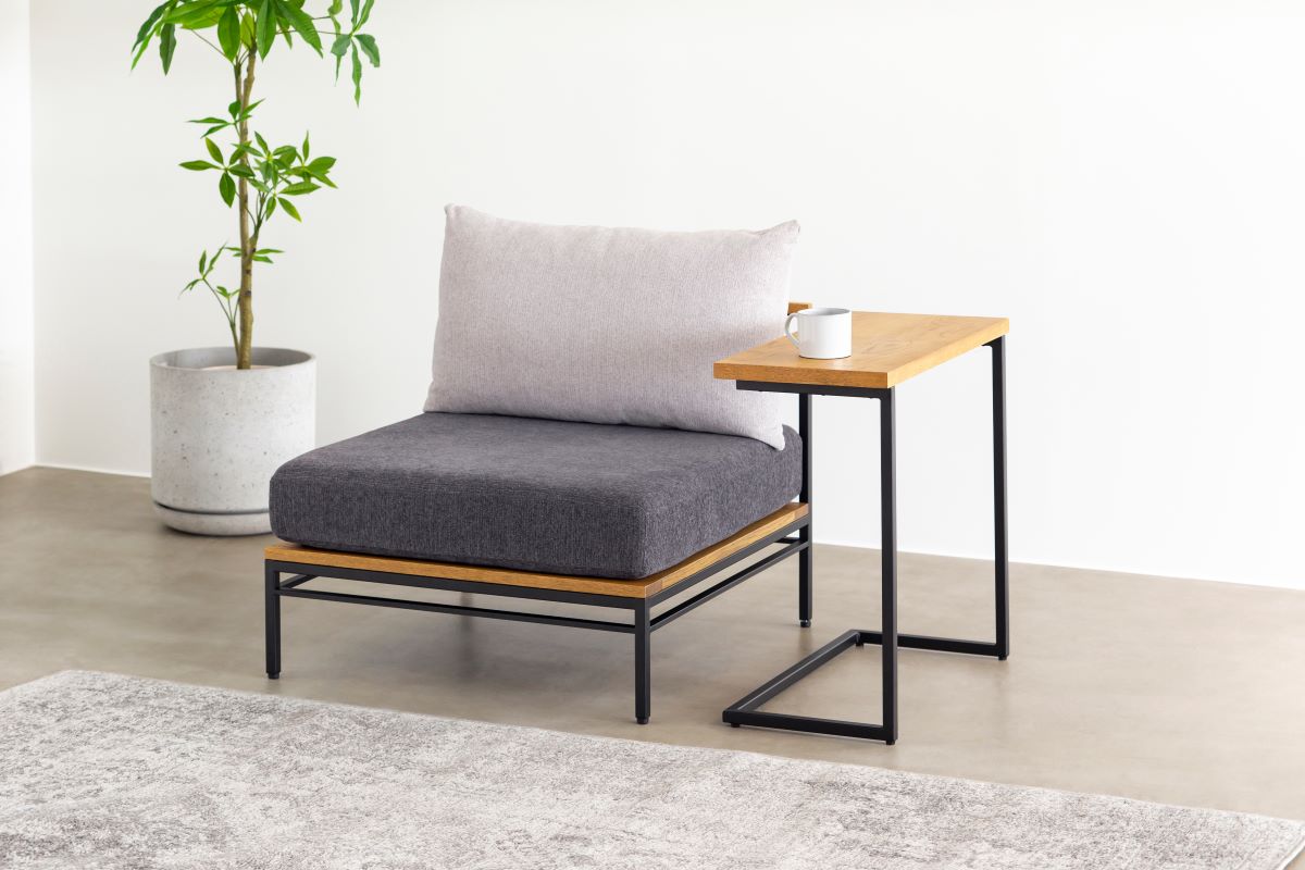 オーク天然木＋ブラックアイアンのシンプルなデザインが洗練された印象のサイドテーブル（同シリーズのソファとのコーディネートイメージ）