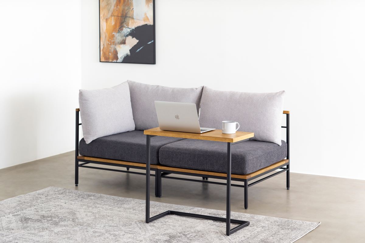 オーク天然木＋ブラックアイアンのシンプルなデザインが洗練された印象のサイドテーブル（同シリーズのソファとのコーディネートイメージ）