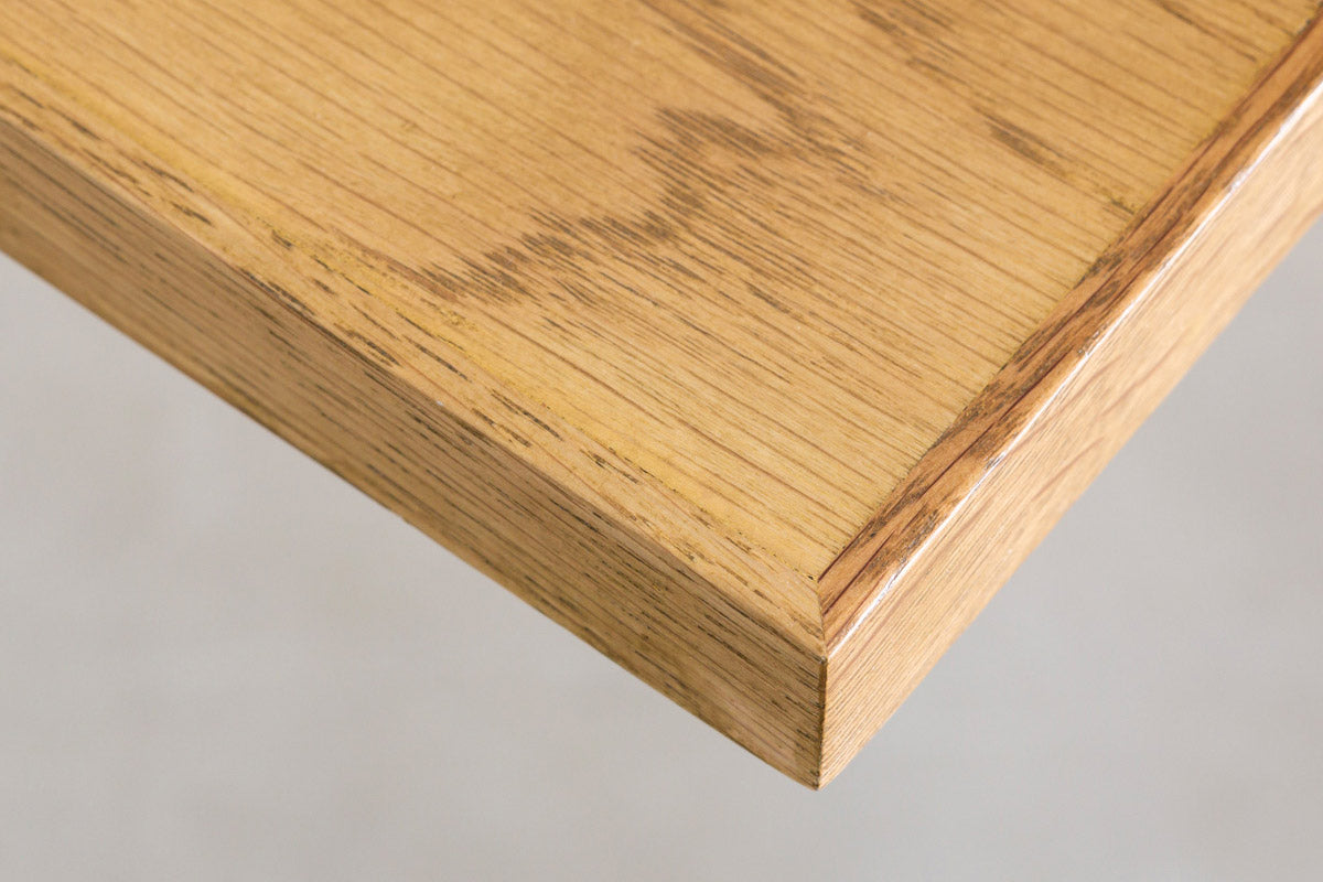 オーク天然木＋ブラックアイアンのシンプルなデザインが洗練された印象のサイドテーブル（オーク天板）