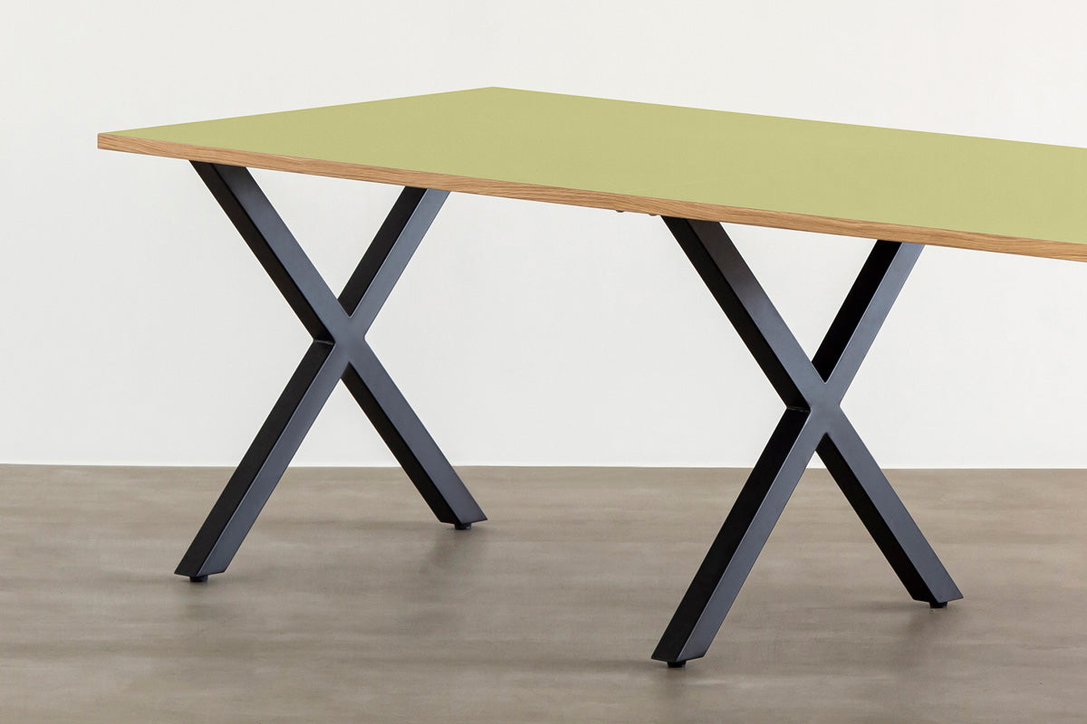 KANADEMONOのリノリウムSpringgreenオーク天板とマットブラックのXライン鉄脚を組み合わせたシンプルモダンな大型テーブル