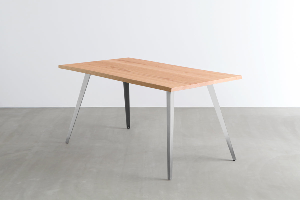 KANADEMONOのレッドオーク天板とフラットピン型ステンレス脚を組み合わせたシンプルなテーブル