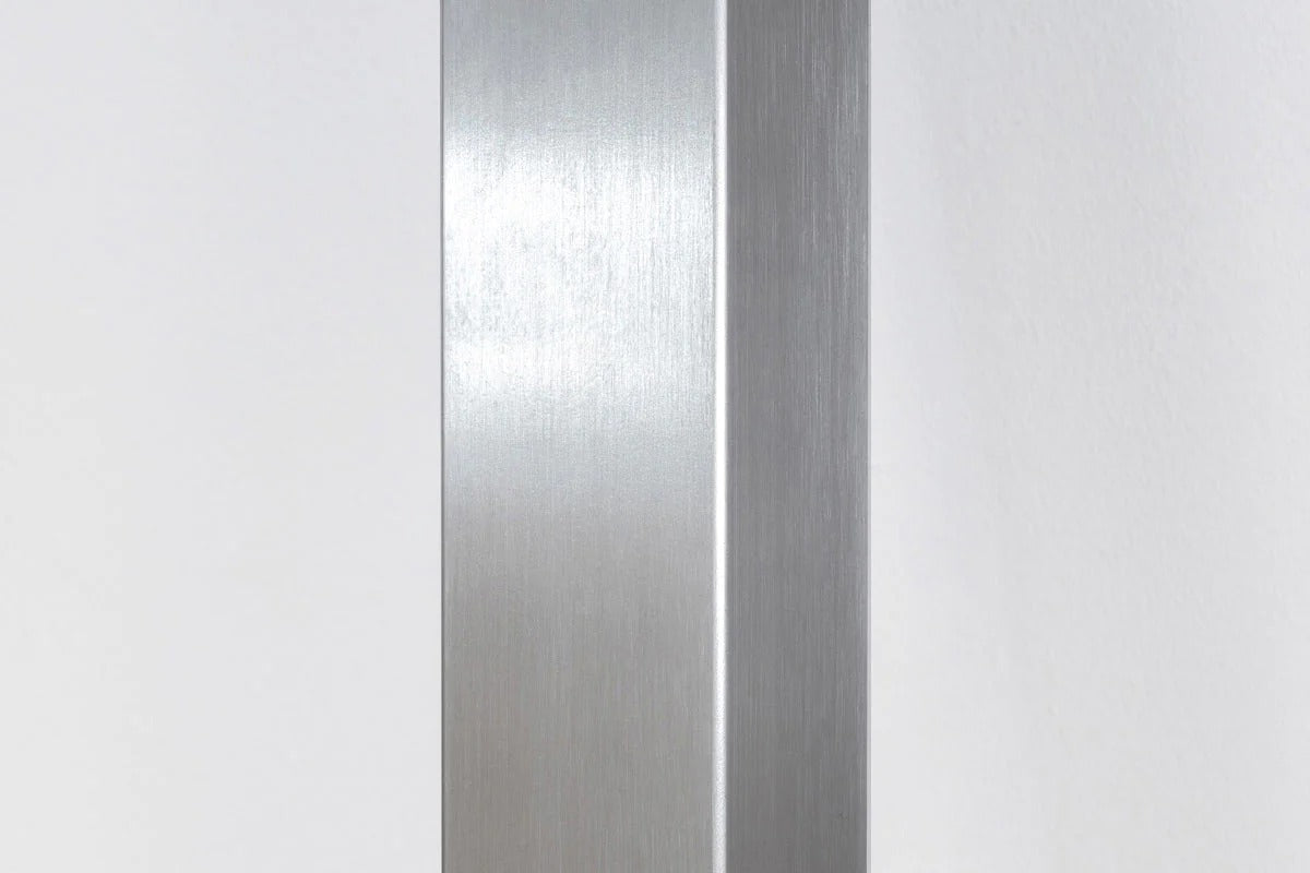 KANADEMONOのレッドオーク天板とスクエアバー型ステンレス脚を組み合わせたシンプルなテーブル（脚）