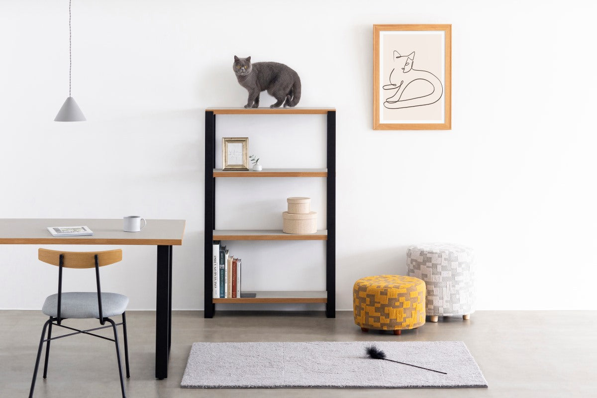 KANADEMONOの猫をモチーフにしたモダンなドローイングアートA２＋木製ナチュラルフレーム（コーディネートイメージ）