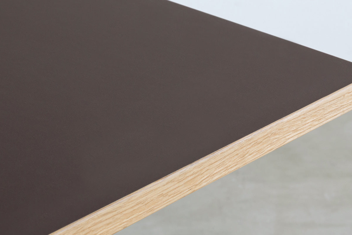 Kanademonoリノリウム Mauveのスクエア天板とデザイン性の高いXラインの脚を組み合わせたカフェテーブル(天板寄り)