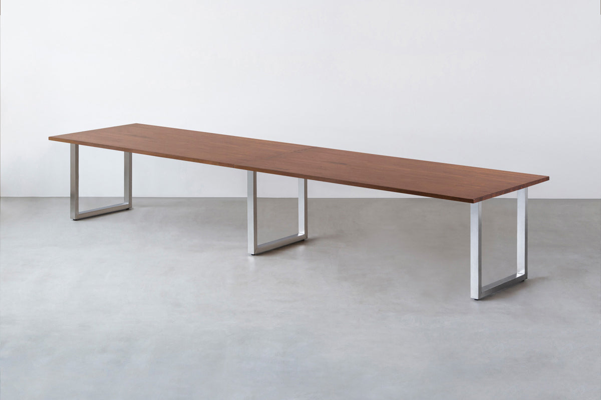 Kanademonoのラバーウッド ブラウン天板とステンレス脚を組み合わせたシンプルモダンな幅連結タイプの特大テーブル