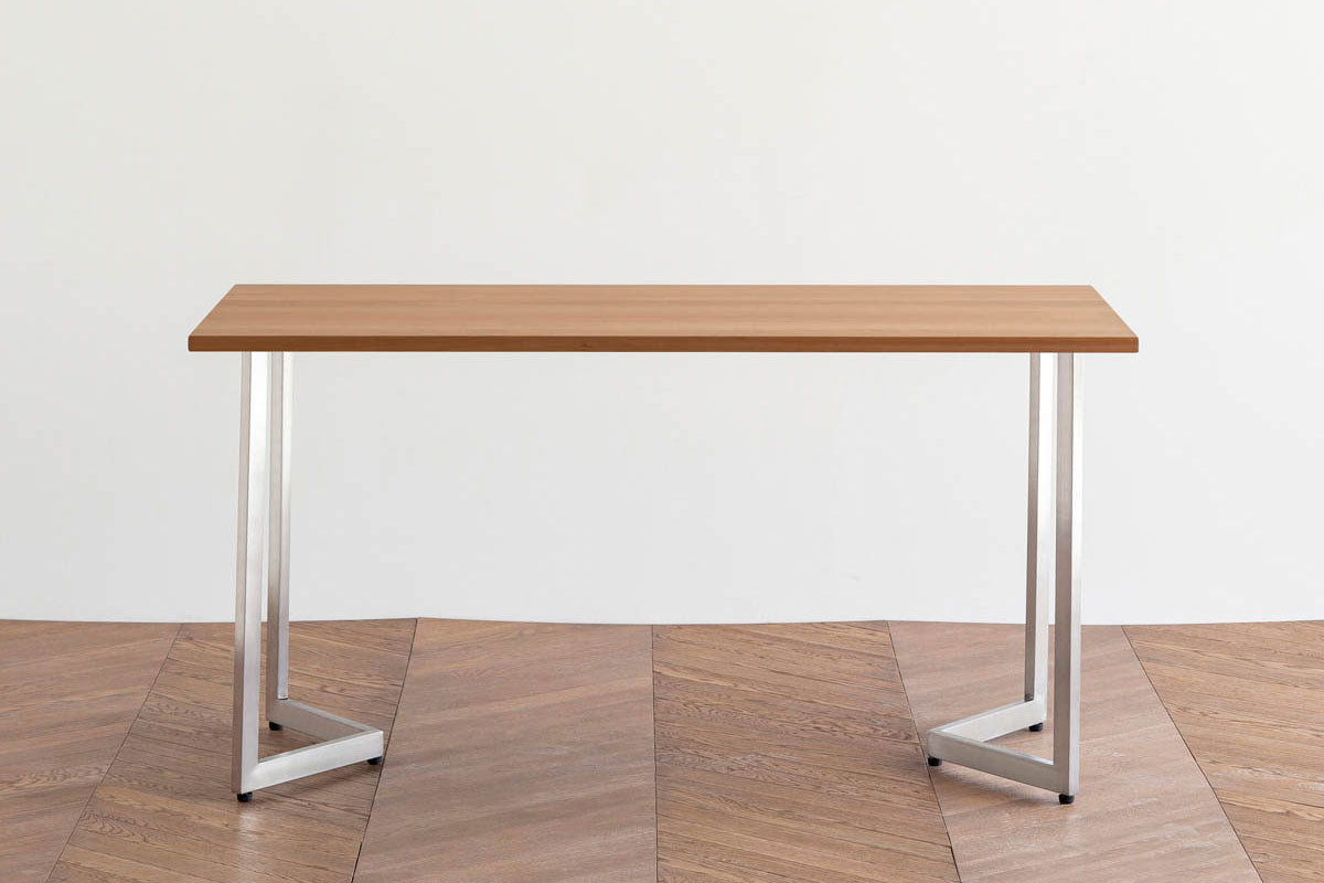 Gemoneブラックチェリー天板とW型ステンレス脚を組み合わせたテーブル