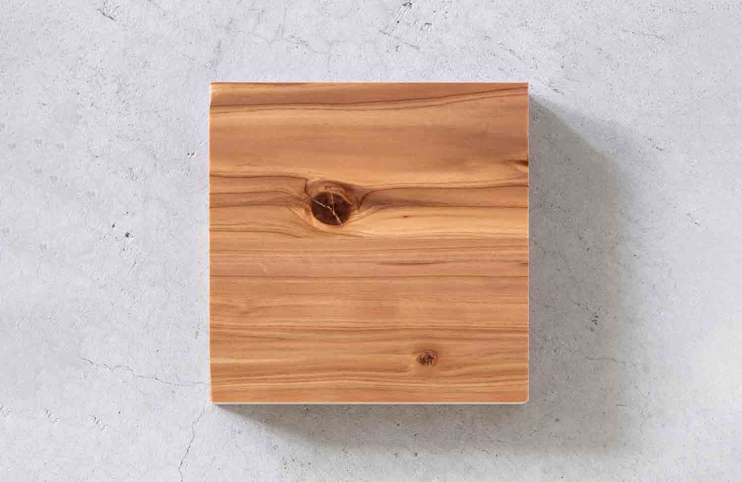 かなでものの温かみのある雰囲気の杉無垢材のサンプル木材（150mm角）