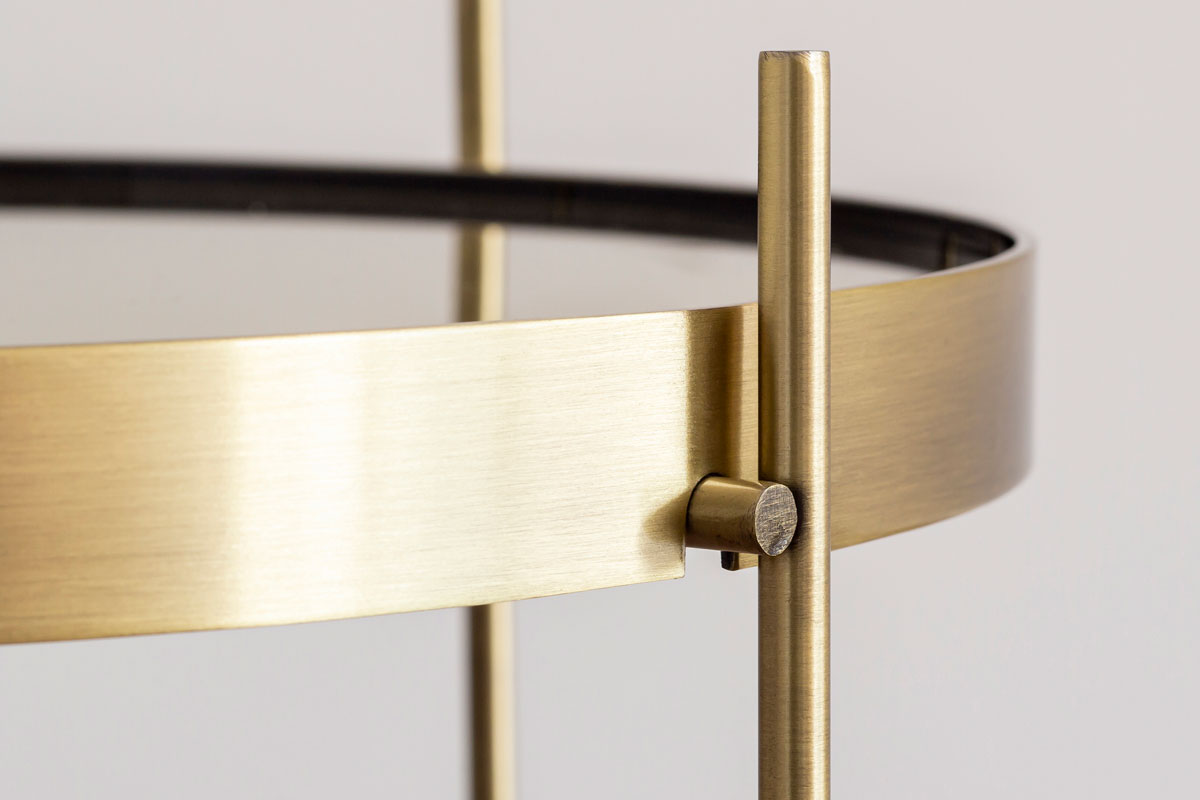 ガラスとアイアンを使ったシンプルで洗練された印象を持つゴールドのサイドテーブルM（天板と脚の繋ぎ目）