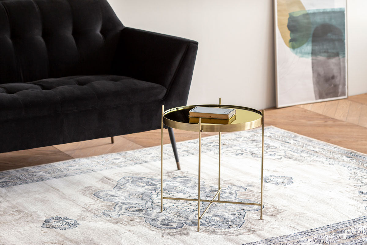ガラスとアイアンを使ったシンプルで洗練された印象を持つゴールドのサイドテーブルMの使用例