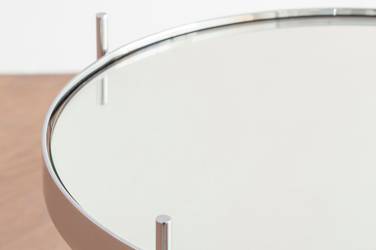 ガラスとアイアンを使ったシンプルで洗練された印象を持つシルバーのサイドテーブルM（天板・クローズアップ）