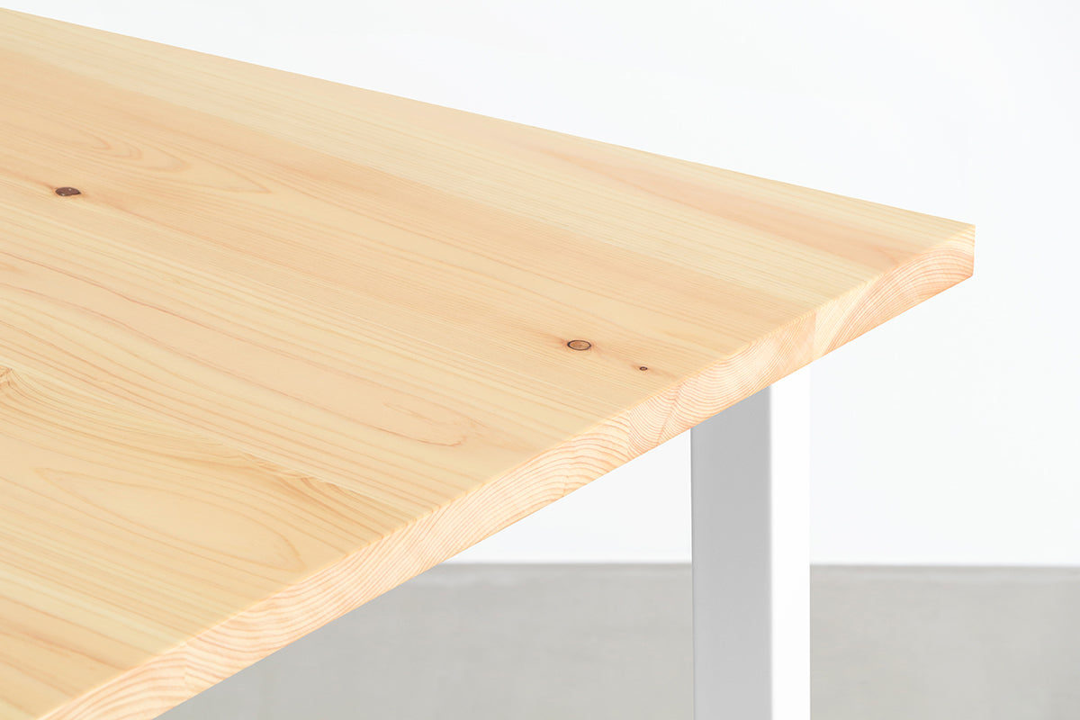 かなでもののヒノキの無垢材とホワイトの鉄脚を組み合わせたシンプルモダンなテーブル