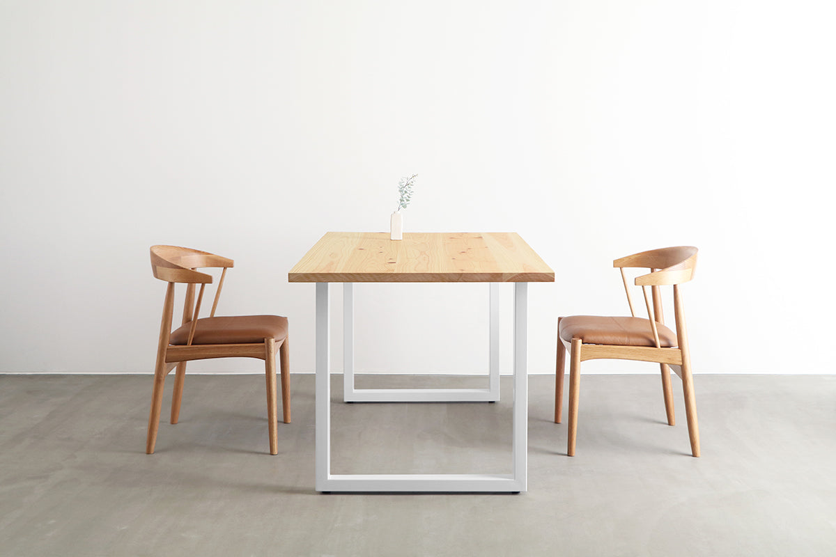 かなでもののヒノキの無垢材とホワイトのスクエア鉄脚を組み合わせたシンプルモダンなテーブル1