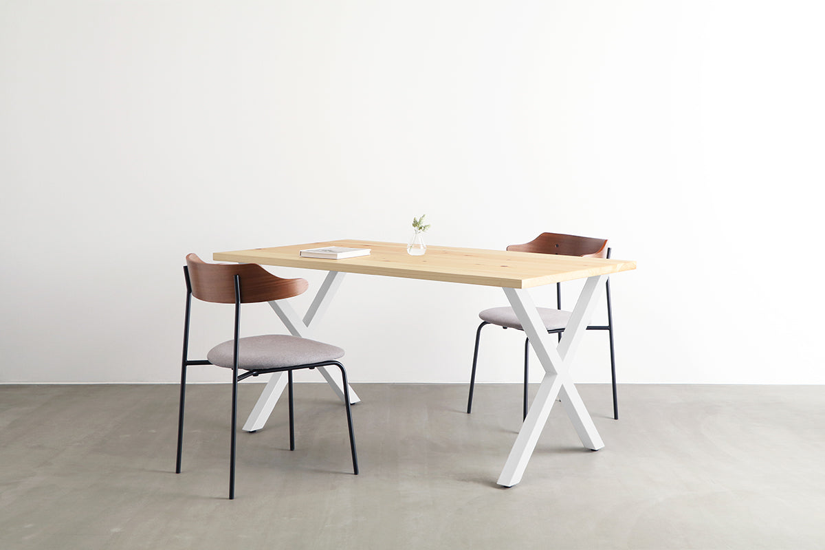 かなでもののヒノキの無垢材とホワイトのX鉄脚を組み合わせたシンプルモダンなテーブル