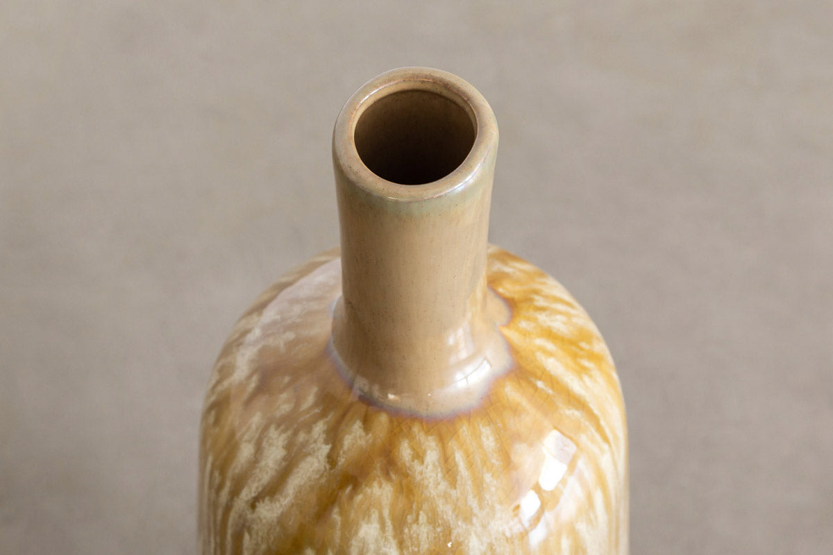 非防水の陶器を使用した一輪挿しにもおすすめなイエローオーカーとピンクオリーブのフラワーベース（上部・口）