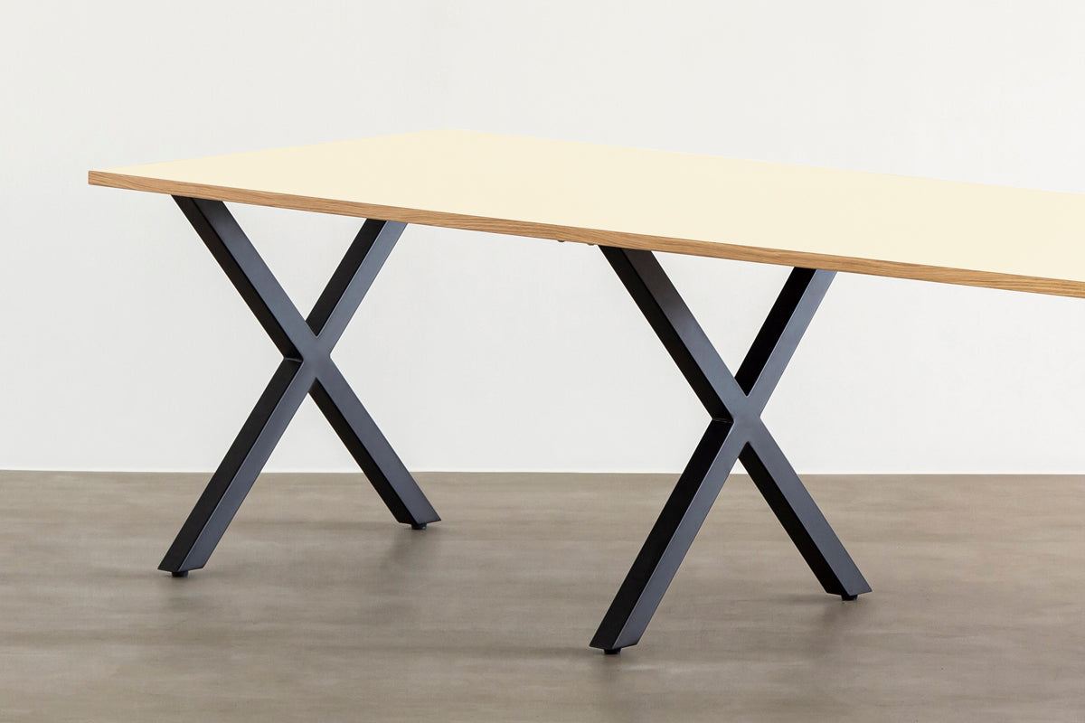 KANADEMONOのリノリウムPearlオーク天板とマットブラックのXライン鉄脚を組み合わせたシンプルモダンな大型テーブル