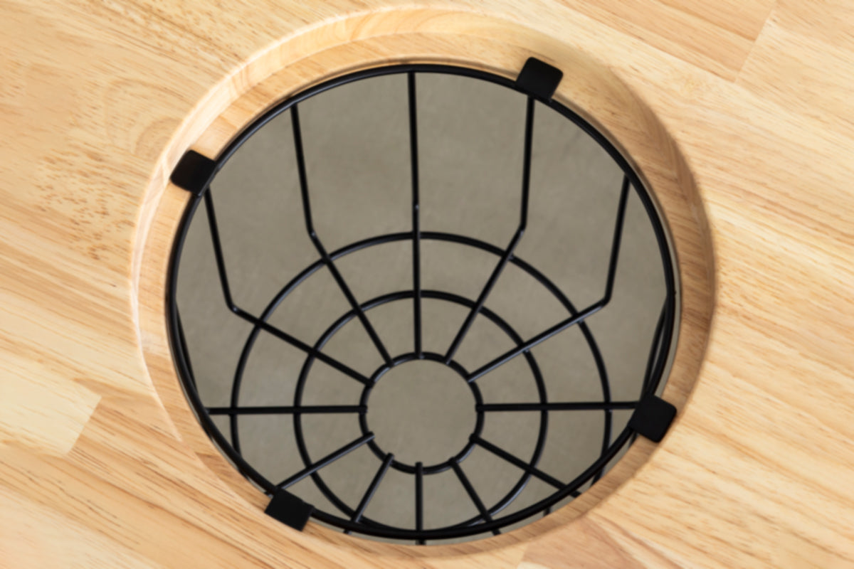 KANADEMONOのワイヤーバスケット付きのラバーウッド材ナチュラルカラー天板にマットブラックのスクエア鉄脚を組み合わせたローテーブル（ワイヤーバスケット設置・真上）