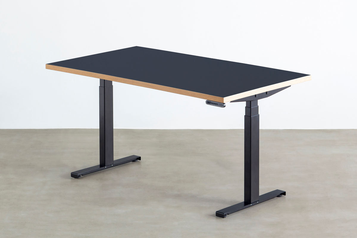ファニチャーリノリウム素材のSmokey Blue天板と、ブラックの電動昇降脚を組み合わせた、デザイン性も機能性もスマートなテーブル