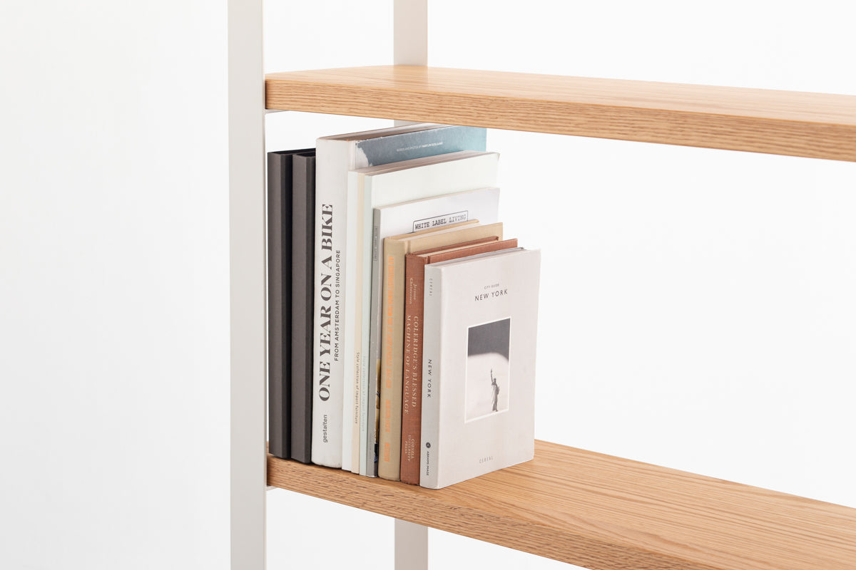 Kanademonoのレッドオーク材の棚板とホワイトのアイアンで製作したシェルフ(使用イメージ2)