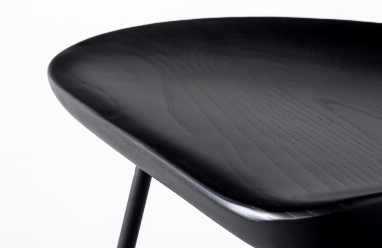 かなでもののアッシュ無垢材とスチールを組み合わせたシンプルモダンなブラックのハイスツールの座面側面