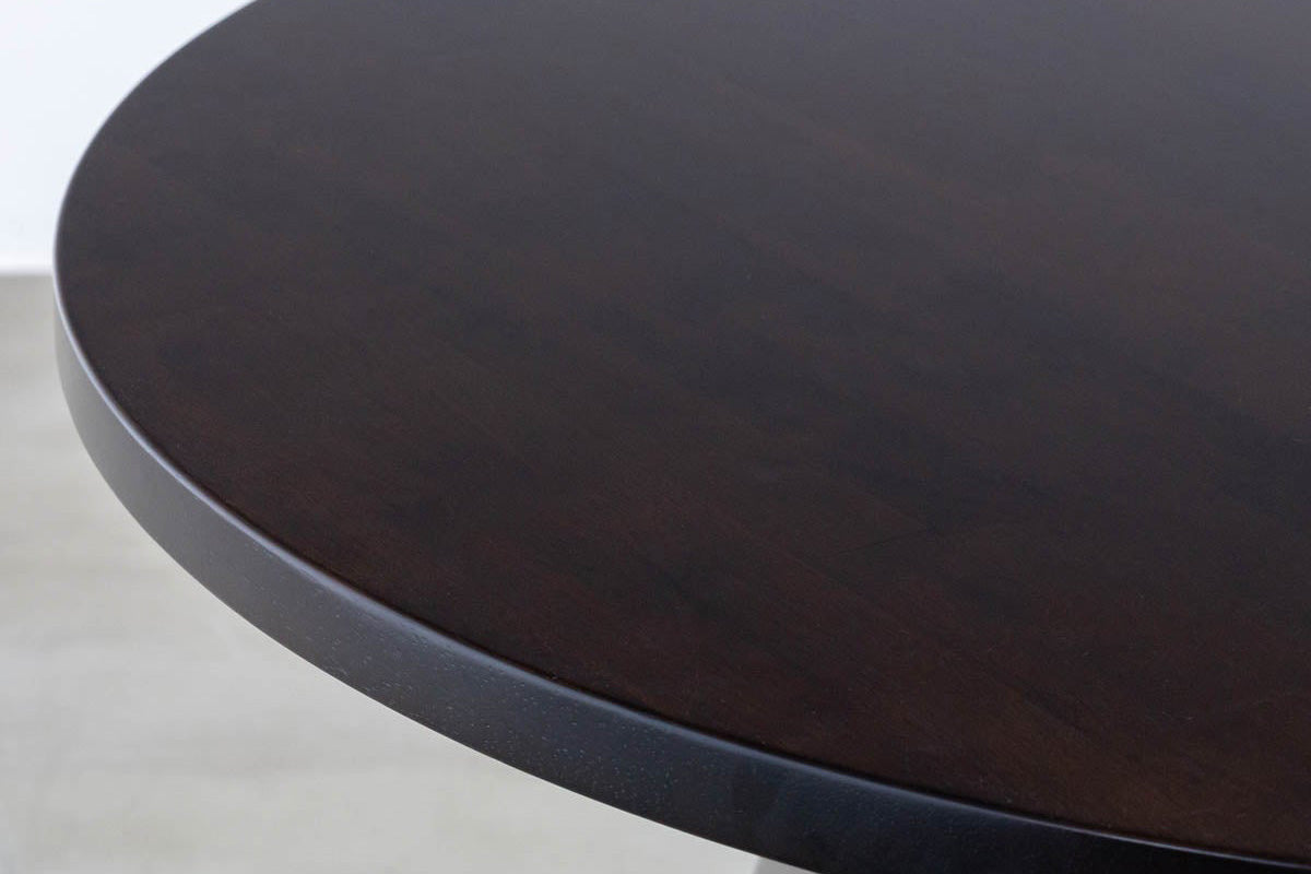 かなでもののナチュラルな雰囲気のラバーウッドとマットブラックのアイアン脚を組み合わせたすっきりとしたデザインのカフェテーブルと椅子2