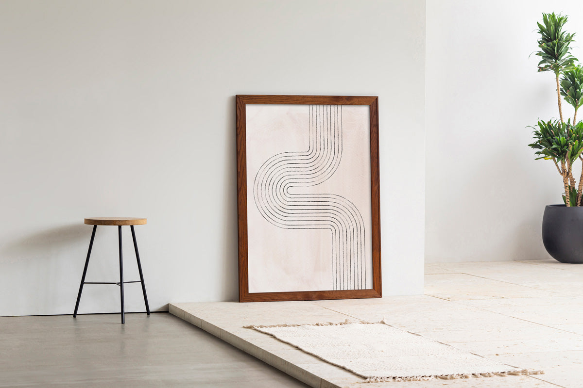 KANADEMONOの描かれる線のカーブがアーティスティックなジオメトリックアートA1+木製フレームブラウン（エントランス使用例）