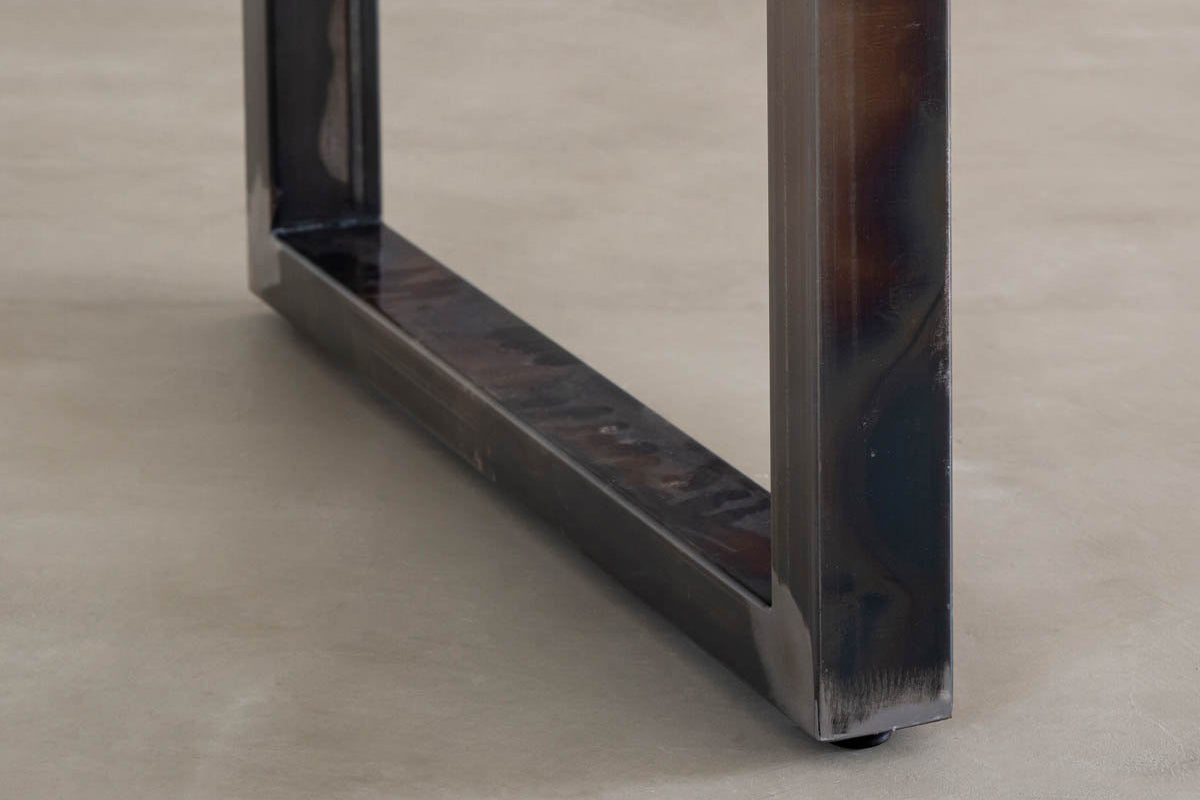 KANADEMONOの配線孔BROCK&TRAY付きのラバーウッド材ナチュラル天板とマットクリア塗装仕上げのブラックのスクエア鉄脚を組み合わせたテーブル（脚元）