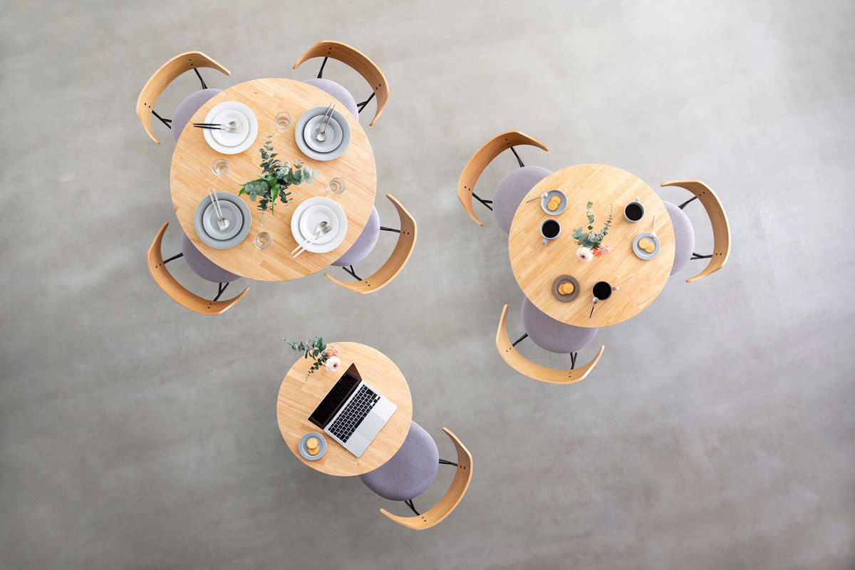 かなでもののラバーウッドの天板とホワイトの4pinアイアン脚を組み合わせたすっきりとしたデザインの直径65cmのカフェテーブル（使用例6）