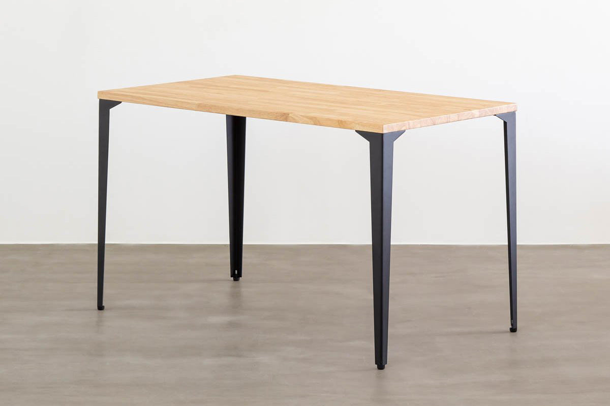 かなでものの明るめの天板とマットブラックのソリッドピン鉄脚を組み合わせたスタイリッシュモダンなデザインのテーブル