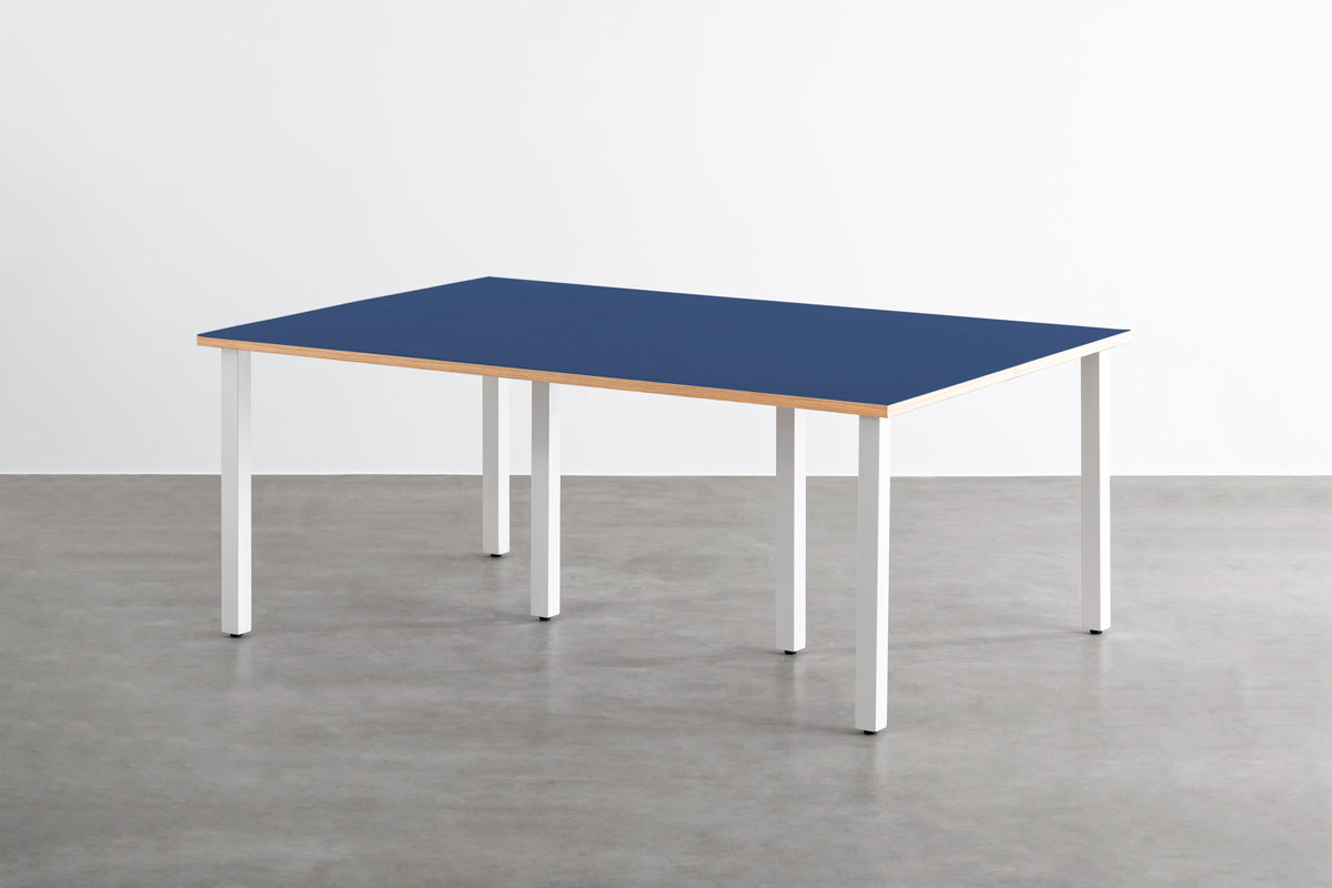 KANADEMONOのリノリウムMidnight blue天板とマットホワイトのスクエアバー鉄脚を組み合わせたシンプルモダンな大型テーブル