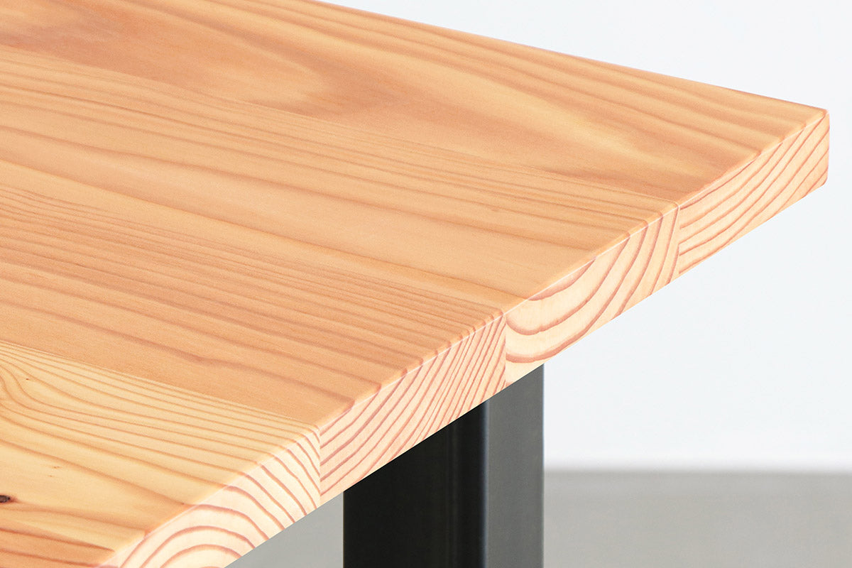 Kanademonoの飛騨唐松天板とマットクリア塗装仕上げのスクエア鉄脚を組み合わせたテーブル（角）