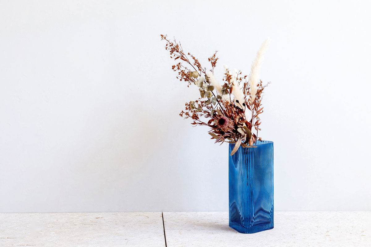 暮らし」×「花」 ガラス フラワーベース ブルー TRIANGLE – KANADEMONO