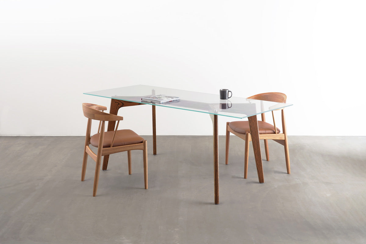 Favricaのガラス天板とブラウンの木製脚ピンタイプを組み合わせたダイニングテーブル使用例2