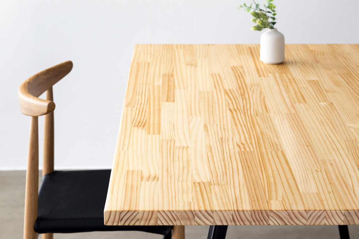 かなでもののパイン突板天板とブラックのスリムライン鉄脚を組み合わせたテーブル（使用例1）