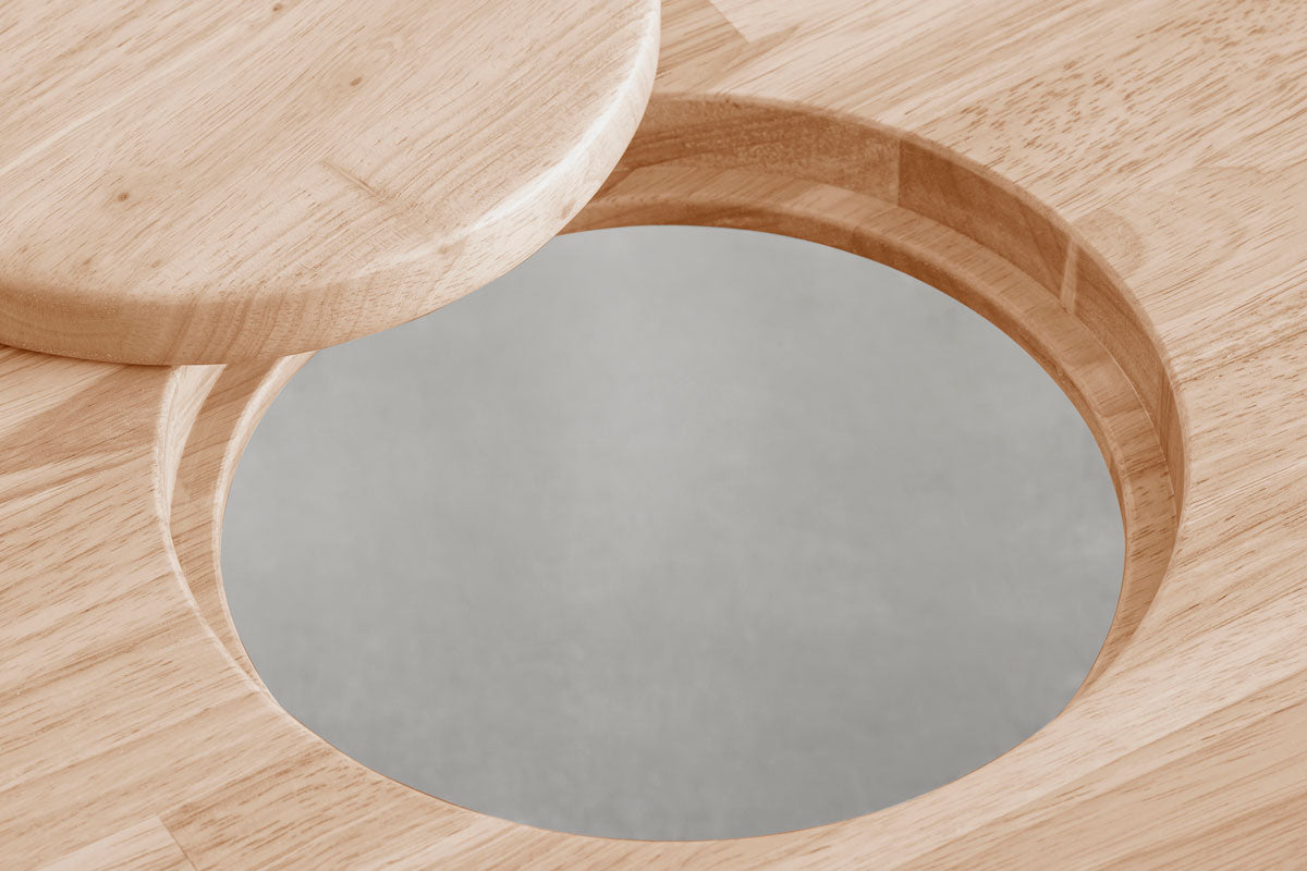  Kanademonoのラバーウッドアッシュ天板とホワイトのアイアン脚で製作した、猫穴付きのローテーブル（穴）