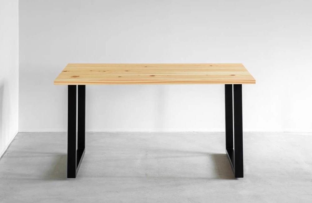 かなでもののヒノキの無垢材とマットブラックのスクエア鉄脚を組み合わせたシンプルモダンなテーブル