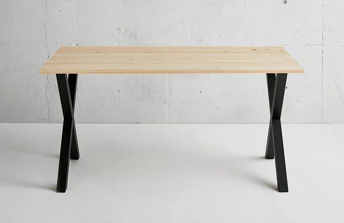 かなでもののヒノキの無垢材とマットブラックのX型の鉄脚を組み合わせたシンプルモダンなテーブル