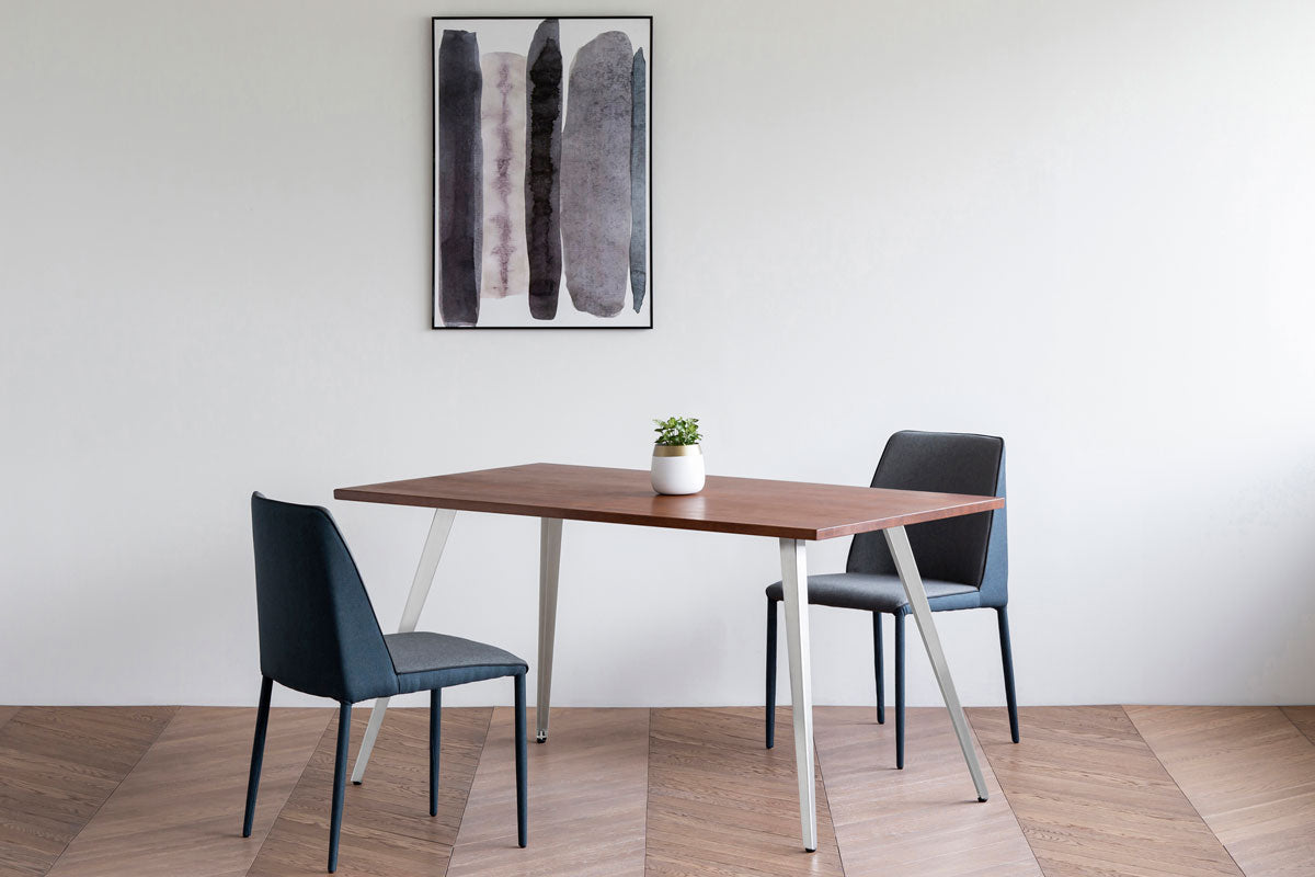 Gemoneの艶やかなチークブラウンのラバーウッド材とマットな質感のフラットピンのステンレス脚を組み合わせた重厚感のあるテーブルと椅子