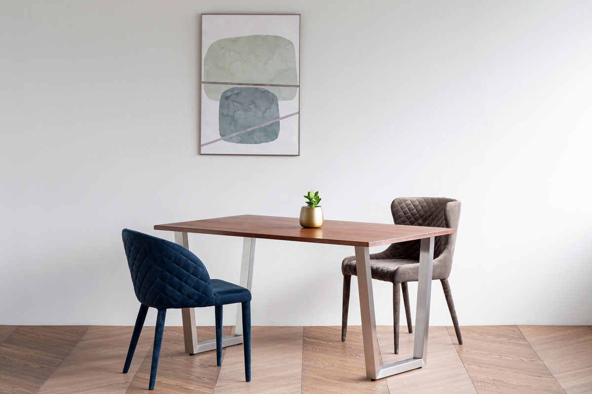 Gemoneの艶やかなチークブラウンのラバーウッド材とマットな質感のトラペゾイドのステンレス脚を組み合わせた重厚感のあるテーブルと椅子