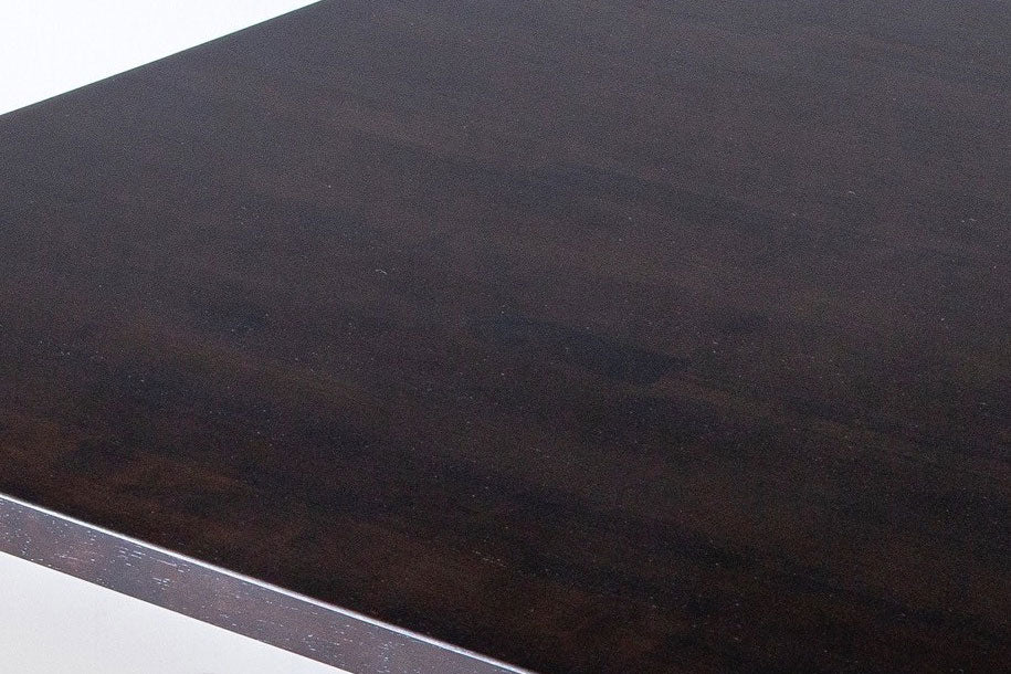 ラバーウッドのブラックブランの天板にステンレス脚を組み合わせたモダンなダイニングテーブルの寄りのイメージ