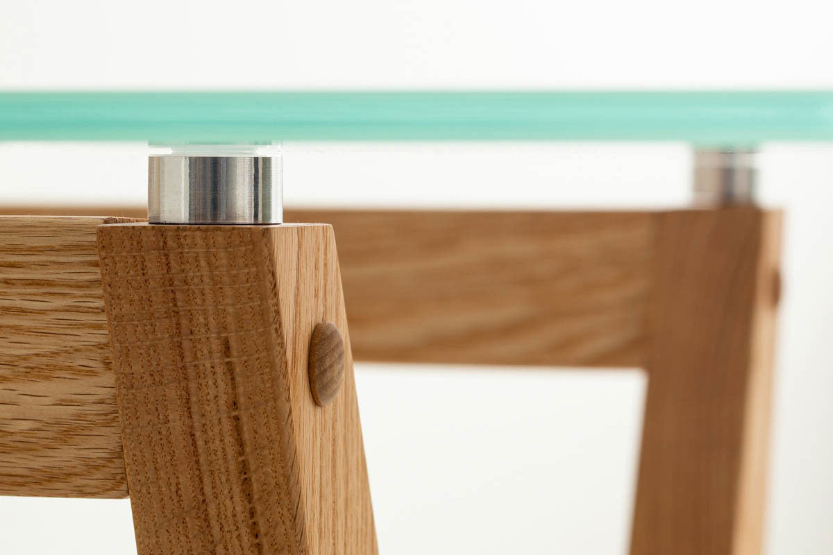 Favricaのガラス天板とナチュラルカラーのHライン型木製脚を組み合わせたダイニングテーブル（天板取付用のシリコン部品）
